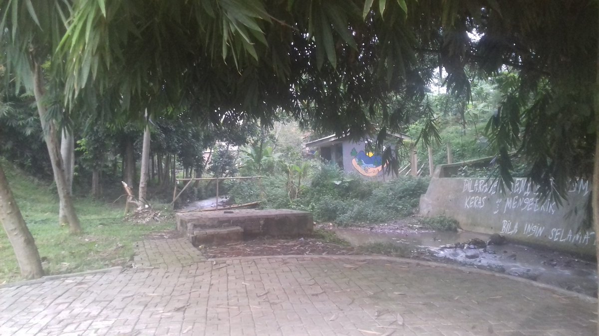 Berlokasi di kp cikeas tempat yg baru ini di resmikan walkot bogor
Tersirat misteri.
Pedagang cuangki mengalami hal tersebut.sosok wanita keluar masuk dari tempat ini.menjadi pembelinya. Silahkan datang kalau mau uji nyali hanya ada 5 kuburan 
Baru yg menanti anda.