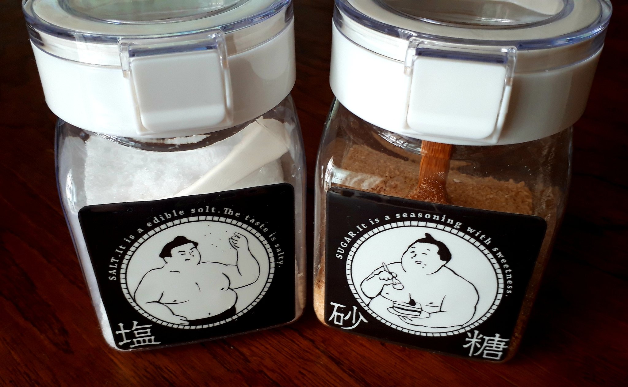 メモ帳 食べ物ではないのですが オイトマ雑貨店で衝動買いしたお相撲さんステッカーがニトリの保存容器にベストマッチ お家の料理も楽しく です オイトマ雑貨店はかわいいのもいっぱいで癒しの空間ですよ 本八幡 オイトマ雑貨店 T Co