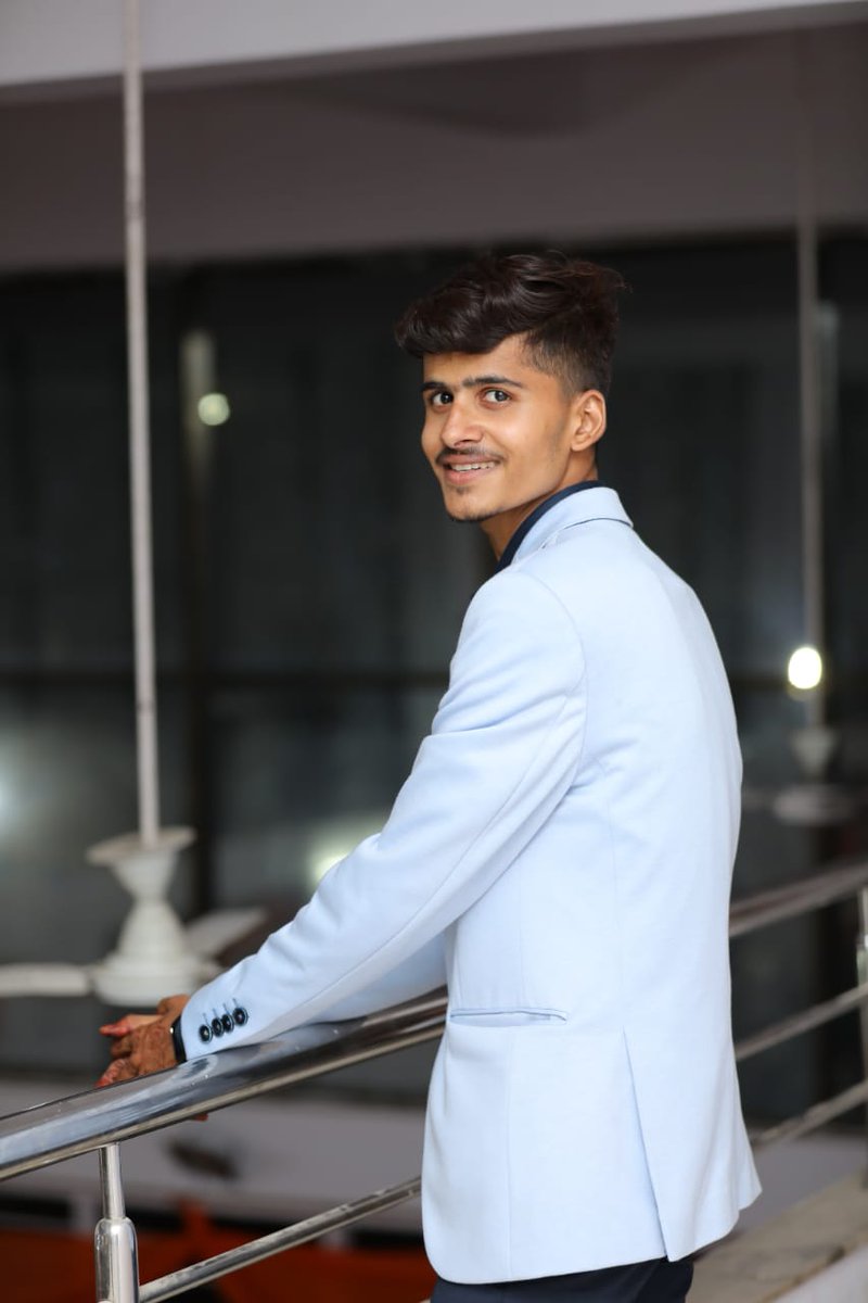 rlmundra's tweet photo. #happy_birthday #smart_boy #aaditya_mundra
हंसी तुम्हारी कोई चुरा ना पाए🤩 तुम्हें कोई कभी रूला न पाए😭 खुशियों का दीप ऐसे जले जिंदगी में💐 कि कोई तूफ़ान भी उसको मिटा ना पाए 🍫🍰🍦🎂🌹🍫happy birthday aaditya beta https://t.co/3x1UPyvO0w