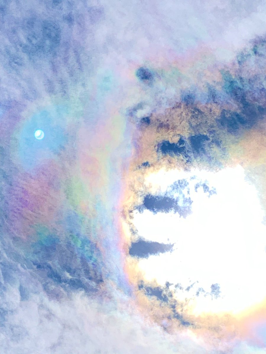 Aimomo 𓈒𓏸 今空 綺麗な彩雲が出ていました 青空 彩雲 虹色の空 虹色 太陽 お釈迦様の乗る雲 不思議な空 今空 今そら 空が好きな人と繋がりたい 空がすき T Co Oyzx0xcaab Twitter