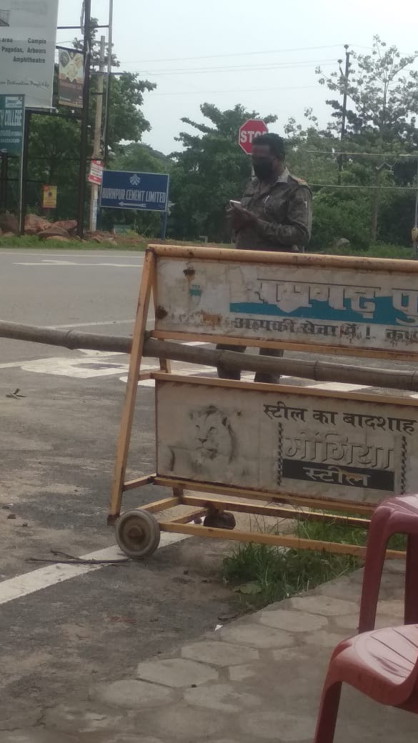 <a href="/DC_Ramgarh/">DC Ramgarh</a>  
समम्मानीय महोदय

पतरातू पुलिस द्वारा भारी मालवाहकों को लॉक डॉउन का बहाना बना कर रोक कर रखा गया है,जबकि मालवाहकों को नही रोका जाना चाहिये।
सादर अनुरोध ,विषय की जानकारी हेतु।