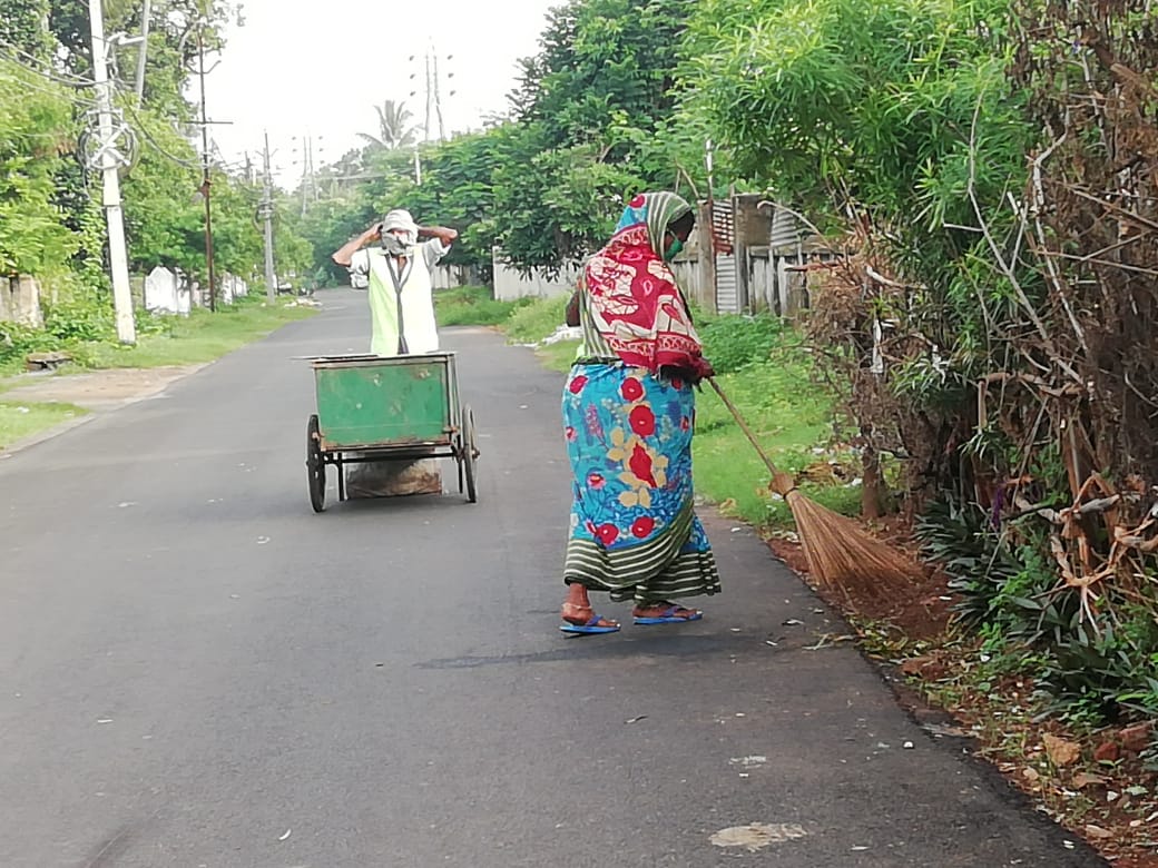 bmcbbsr's tweet photo. We start our work early in the morning and we continue it throughout!

To make our city &amp; surroundings clean our #Safaiwalas do their duty everyday all round the year without break.

Let's all support them &amp; not throw waste on roads, drains or in open.

#MuSafaiwala https://t.co/Wt403kzWWL