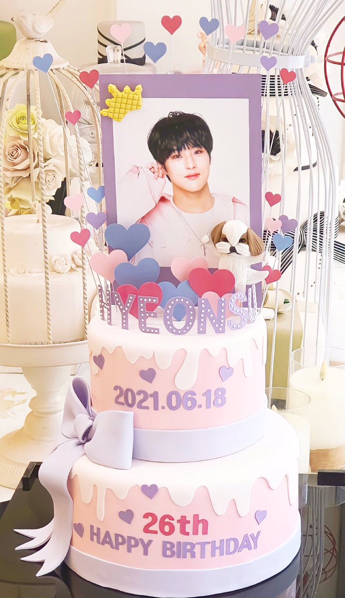 hyeonchan_dan's tweet image. こちらはヒョンスくんにお贈りしま
したお誕生日ケーキです🎂🎊

皆さまからいただいたアンケートの
結果からケーキのイメージカラーや
メッセージなどを決めて作成いたし
ました✨

#HAPPY_26th_HYEONSUDAY 
#HAPPYHYEONSUDAY
#초여름_햇살같은_현수야_생일축하해
#ヒョンス #HYEONSU #NIK #NIKEE