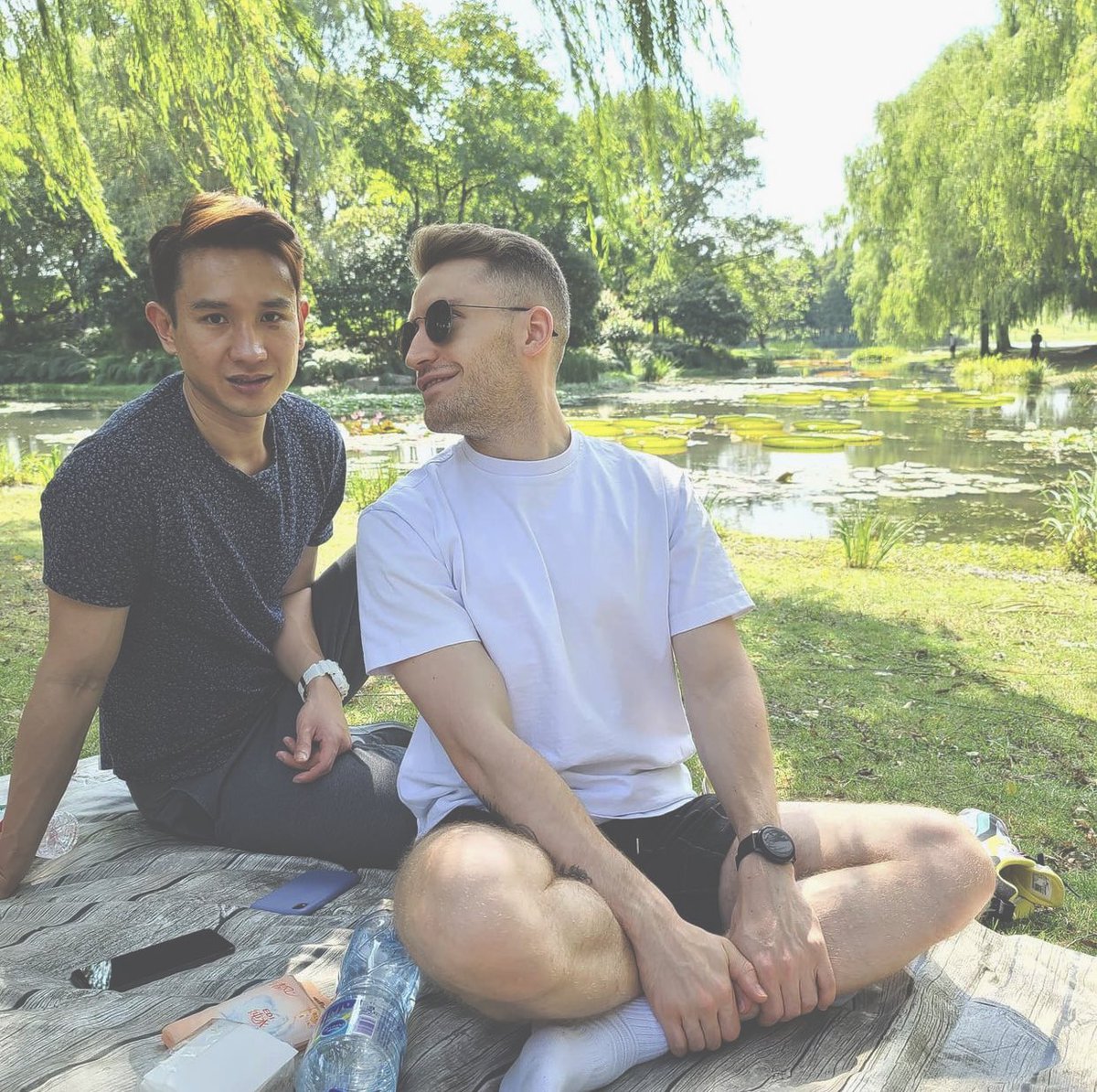 🙌 【2/2】👨🏼‍🤝‍👨🏻 Christos Dallas｜ins：chrisdallas__ （来自南非🇿🇦 ）💕  Kenneth Chen｜ins：kennethcharming 是来自温哥华🇨🇦的华人｜他俩都在📍上海🇨🇳 工作｜相遇，并在一起二年🌈Happy  Pride 💌 From San Francisco