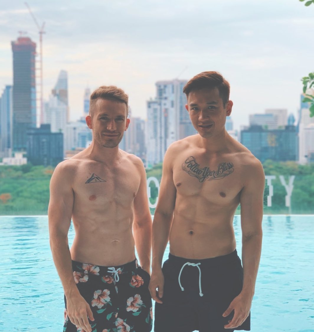 🙌 【2/2】👨🏼‍🤝‍👨🏻 Christos Dallas｜ins：chrisdallas__ （来自南非🇿🇦 ）💕  Kenneth Chen｜ins：kennethcharming 是来自温哥华🇨🇦的华人｜他俩都在📍上海🇨🇳 工作｜相遇，并在一起二年🌈Happy  Pride 💌 From San Francisco