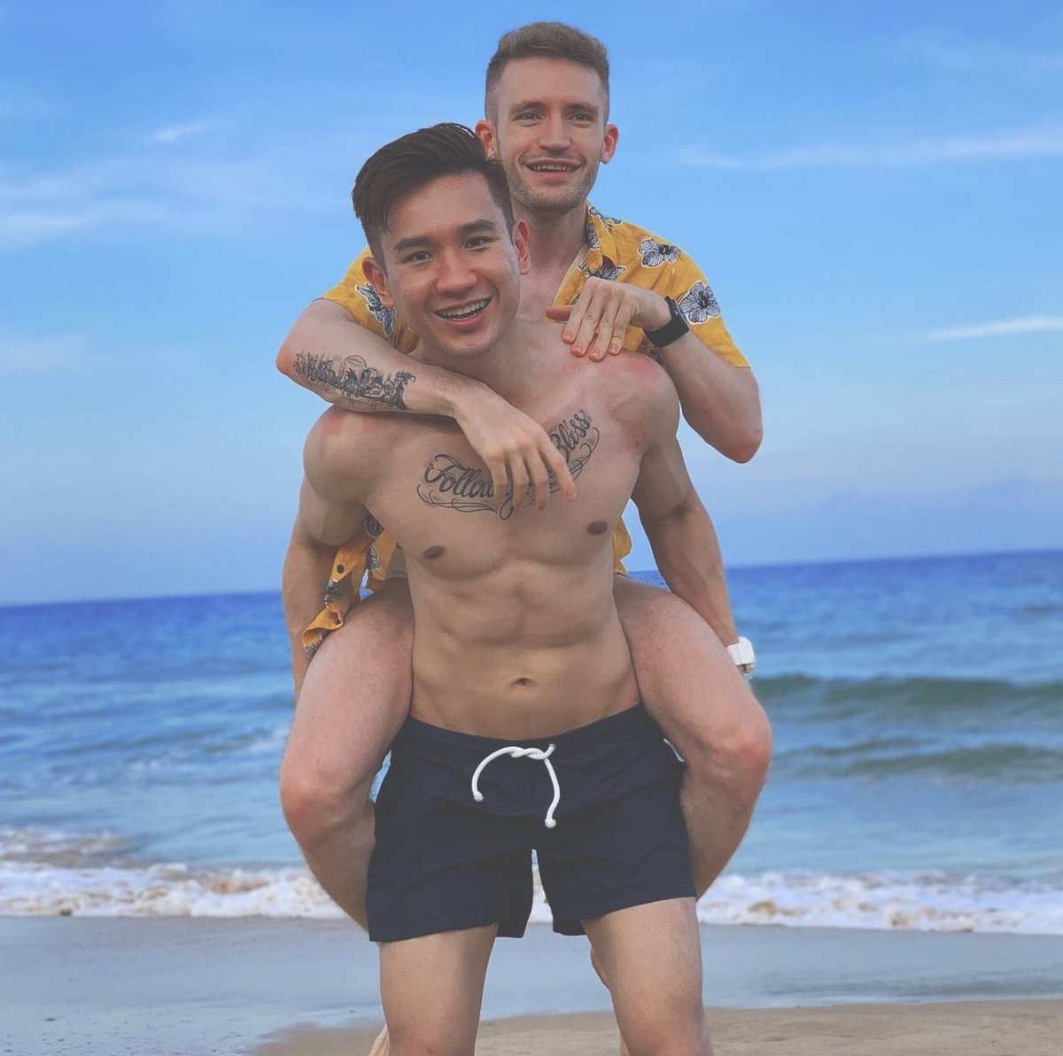 🙌 【2/2】👨🏼‍🤝‍👨🏻 Christos Dallas｜ins：chrisdallas__ （来自南非🇿🇦 ）💕  Kenneth Chen｜ins：kennethcharming 是来自温哥华🇨🇦的华人｜他俩都在📍上海🇨🇳 工作｜相遇，并在一起二年🌈Happy  Pride 💌 From San Francisco