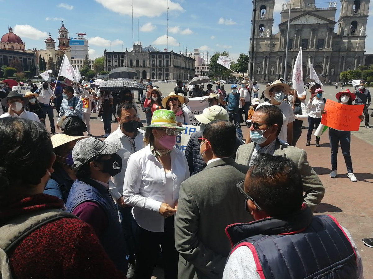 ConnyVzquez1's tweet photo. Exigimos vacunas contra el Covid 19 para alumnos y padres de familia y garantizar un #RegresoSeguroAClases 
@alfredodelmazo 
@delfinagomeza 
@geramonro05 
@SEP_mx https://t.co/hyT48cNMRU