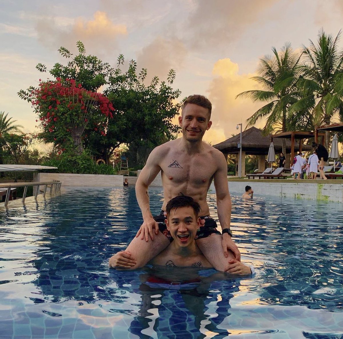 🙌 【1/2】👨🏼‍🤝‍👨🏻 Christos Dallas｜ins：chrisdallas__ （来自南非🇿🇦 ）💕  Kenneth Chen｜ins：kennethcharming 是来自温哥华🇨🇦的华人｜他俩都在📍上海🇨🇳 工作｜相遇，并在一起二年🌈Happy  Pride 💌 From San Francisco