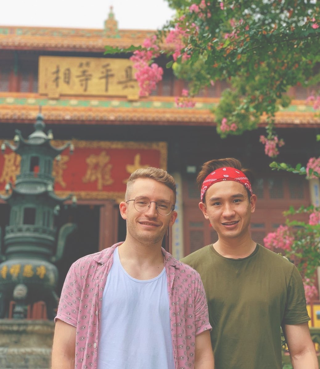 🙌 【1/2】👨🏼‍🤝‍👨🏻 Christos Dallas｜ins：chrisdallas__ （来自南非🇿🇦 ）💕  Kenneth Chen｜ins：kennethcharming 是来自温哥华🇨🇦的华人｜他俩都在📍上海🇨🇳 工作｜相遇，并在一起二年🌈Happy  Pride 💌 From San Francisco