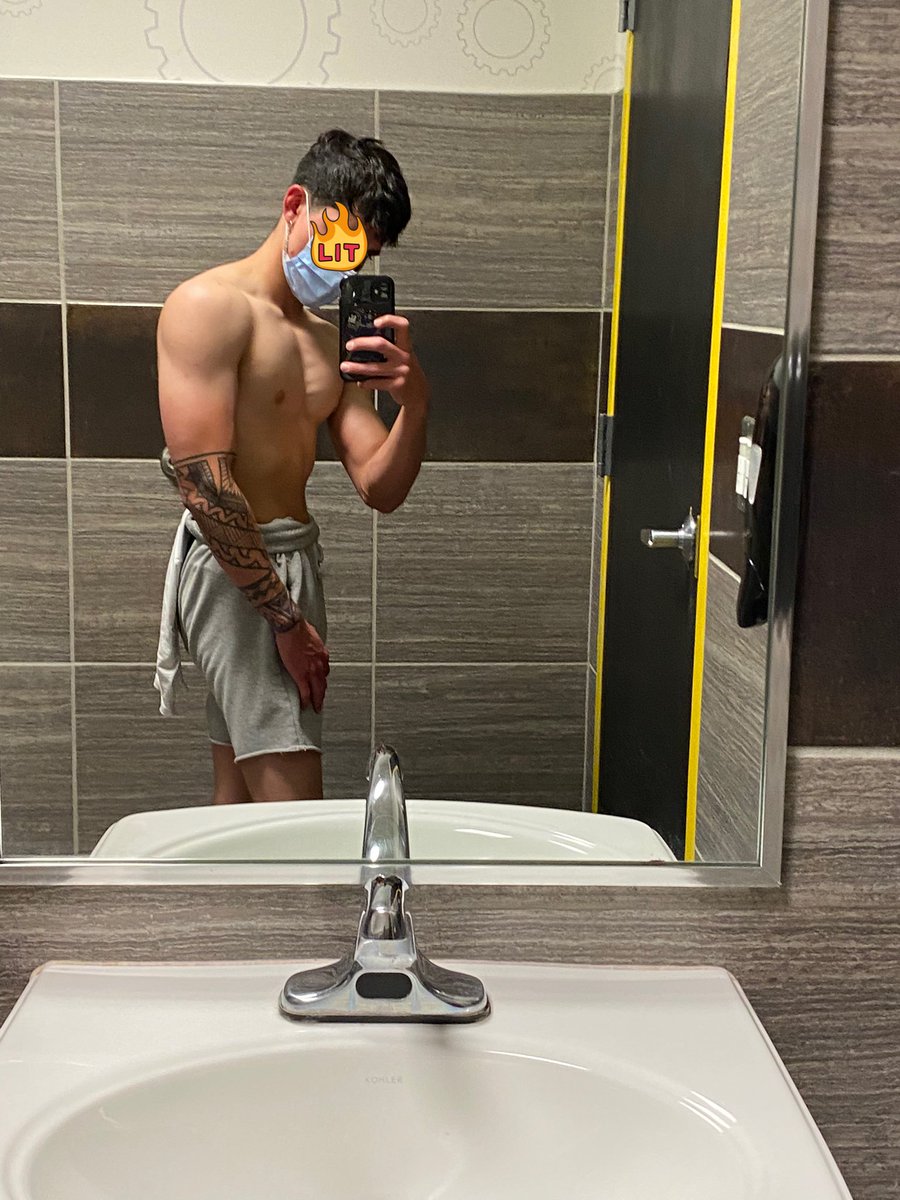 masmarkez's tweet photo. hello friends &amp; people i don’t know, i’m super insecure on this , but i’ve been working my ass off to achieve the goals i want, the first picture is my body for the past year(2020), i’m now six months in , these are just some of my results , appreciate any support❤️‍🔥🦈✨107<140 https://t.co/dZdRlL3KrZ