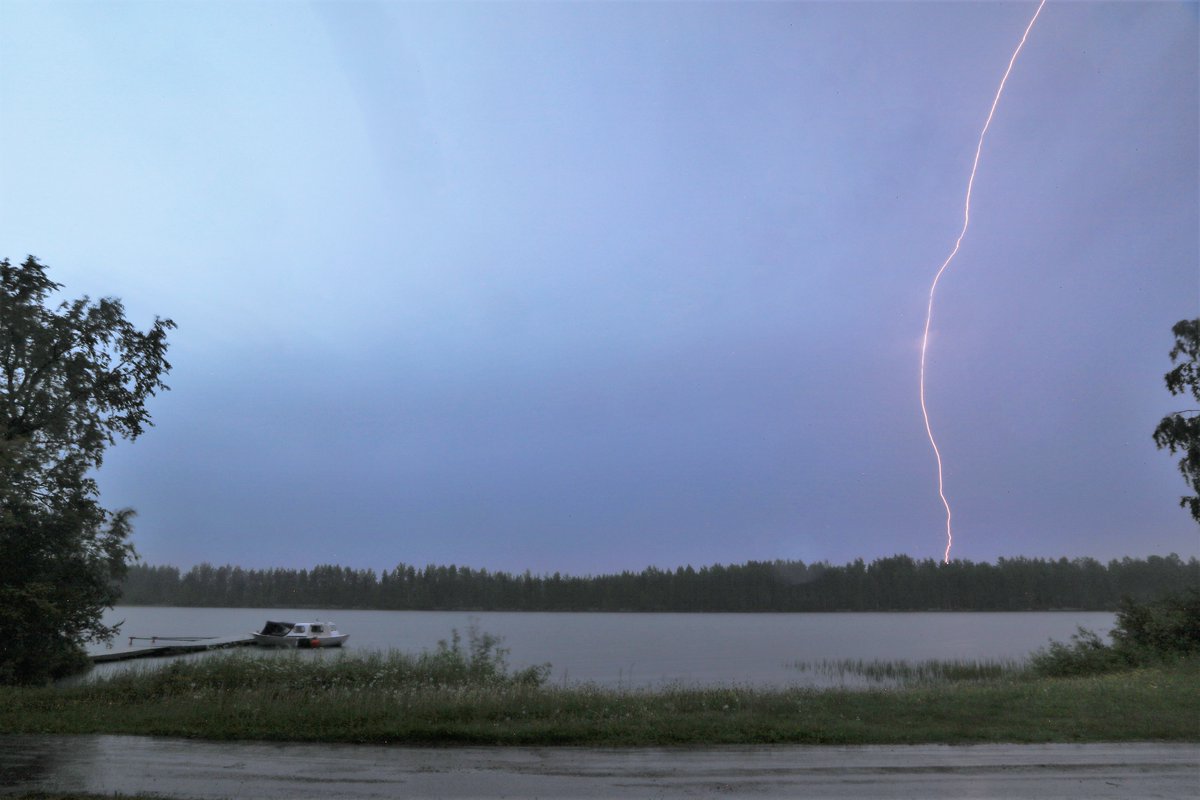 Ukkosta Oulujoella 20.6 2021 Vaala. #lightning #rain #Finland