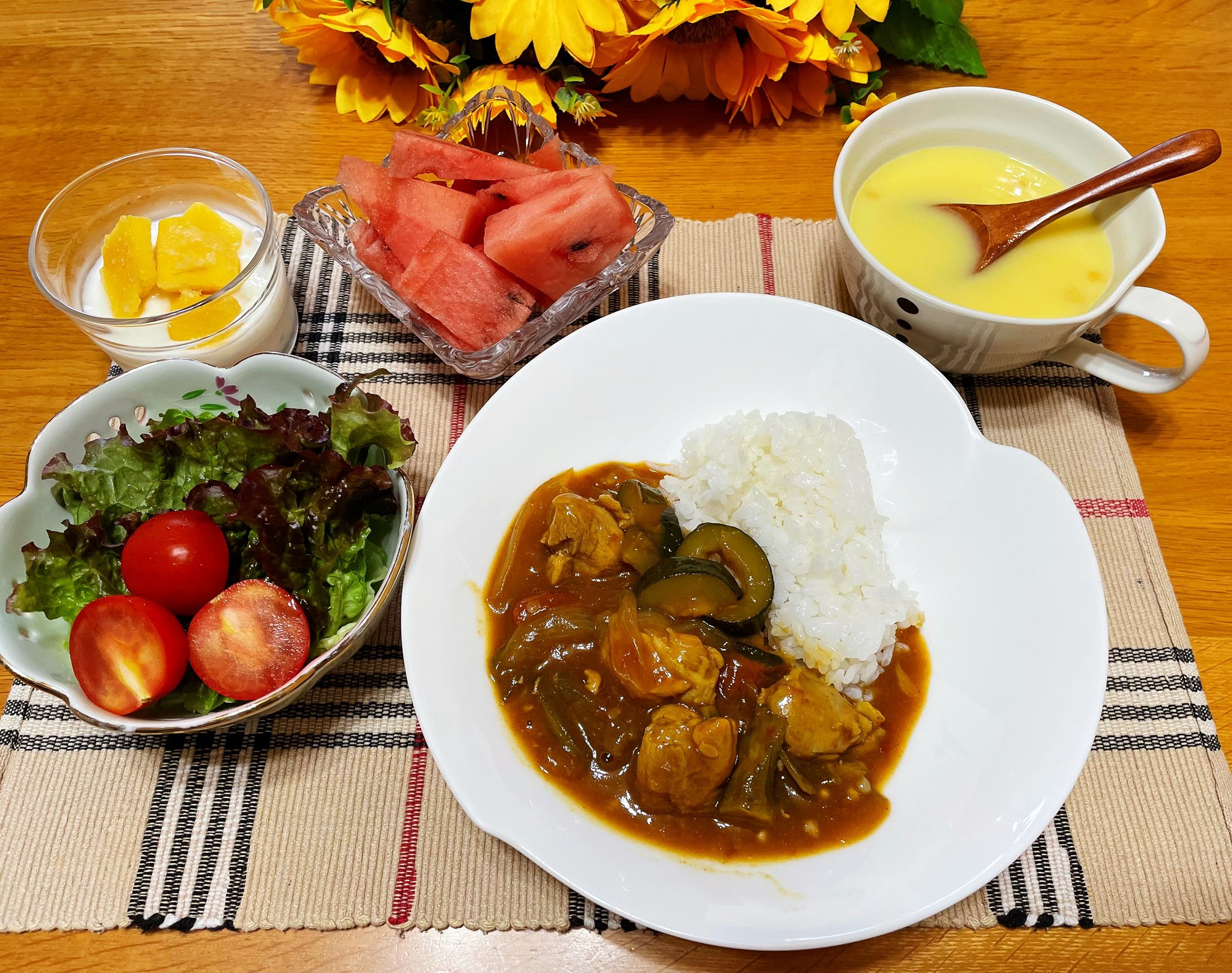 闲人闲语on Twitter 大家早 今日早餐 用夏季的蔬菜 小西葫芦 秋葵 西红柿 做的鸡肉咖喱 酸奶 玉米汤梅实迎时雨 苍茫值晚春 梅雨季节一定是紫阳花盛开的时节 也是梅子成熟的季节 买了紫苏的叶子 做了紫苏 加上碳酸水和冰块 很适合梅雨季节的味道
