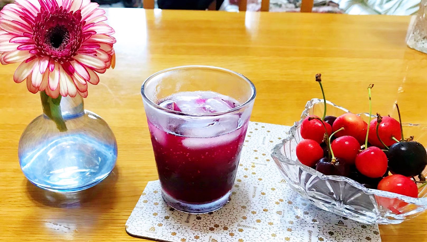 تويتر 闲人闲语على تويتر 大家早 今日早餐 用夏季的蔬菜 小西葫芦 秋葵 西红柿 做的鸡肉咖喱 酸奶 玉米汤梅实迎时雨 苍茫值晚春梅雨 季节一定是紫阳花盛开的时节 也是梅子成熟的季节 买了紫苏的叶子 做了紫苏 加上碳酸水和冰块 很适合梅雨季节的