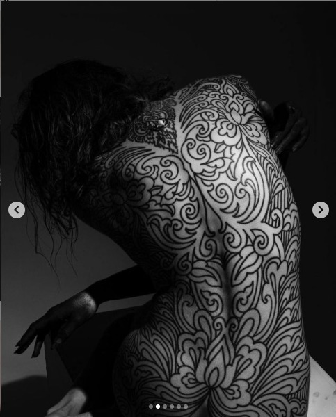 slawo19's tweet photo. #goodnight
#bodyart
#Equilattera
model: @noemiedoragon https://t.co/GsrIrXaOtG