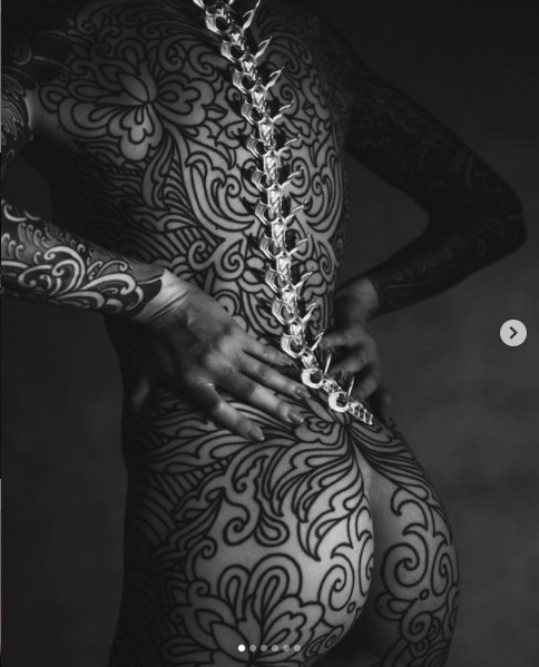 slawo19's tweet photo. #goodnight
#bodyart
#Equilattera
model: @noemiedoragon https://t.co/GsrIrXaOtG