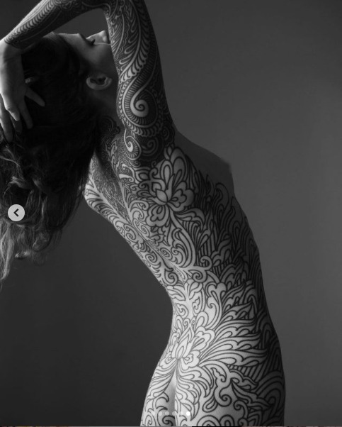 slawo19's tweet photo. #goodnight
#bodyart
#Equilattera
model: @noemiedoragon https://t.co/JXkrj9KP1T