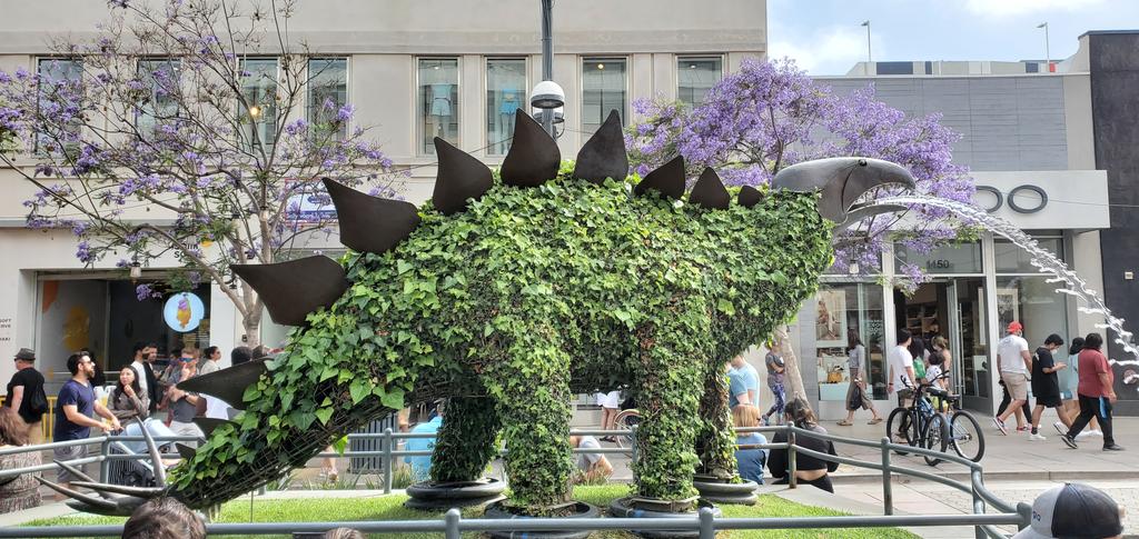 Formorphology's tweet photo. Dinosaurs in Santa Monica 🦖🦕 https://t.co/TiL0CPfyFx