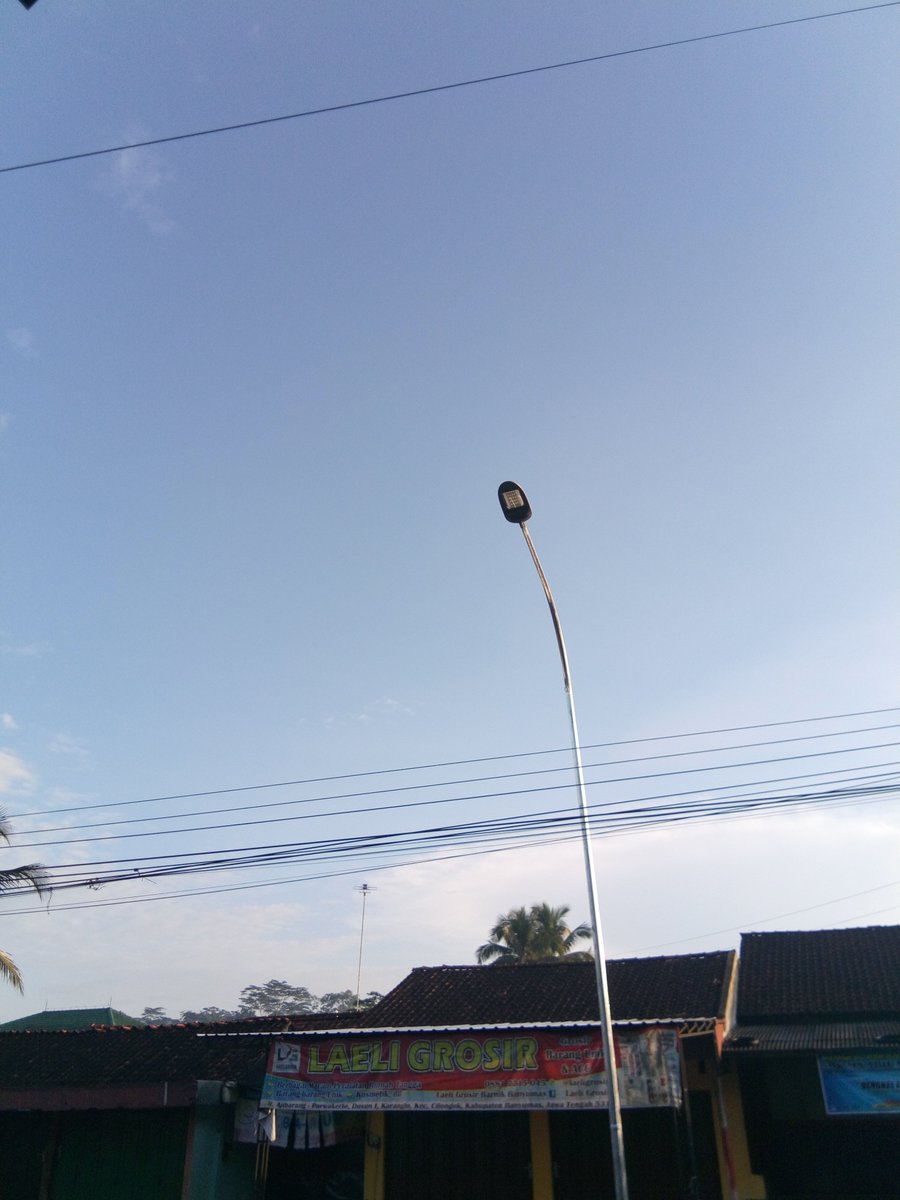 Senurmerah's tweet photo. Suwun Pak @ir_achmadhusein lampu wis pada dipasangi sepanjang jalan, gari ngenteni padang, tapi dalane aja diambakna maning pak, latare nyong entong 🤭 https://t.co/qGZMDMBQ9k