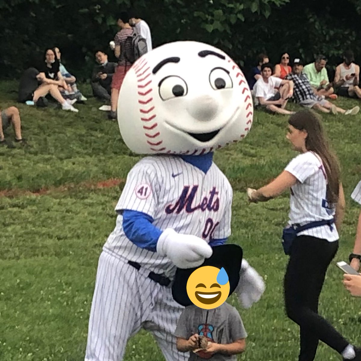 I have never seen @mrmet without his hat on and I am shook. He just looks a regular bald guy now.