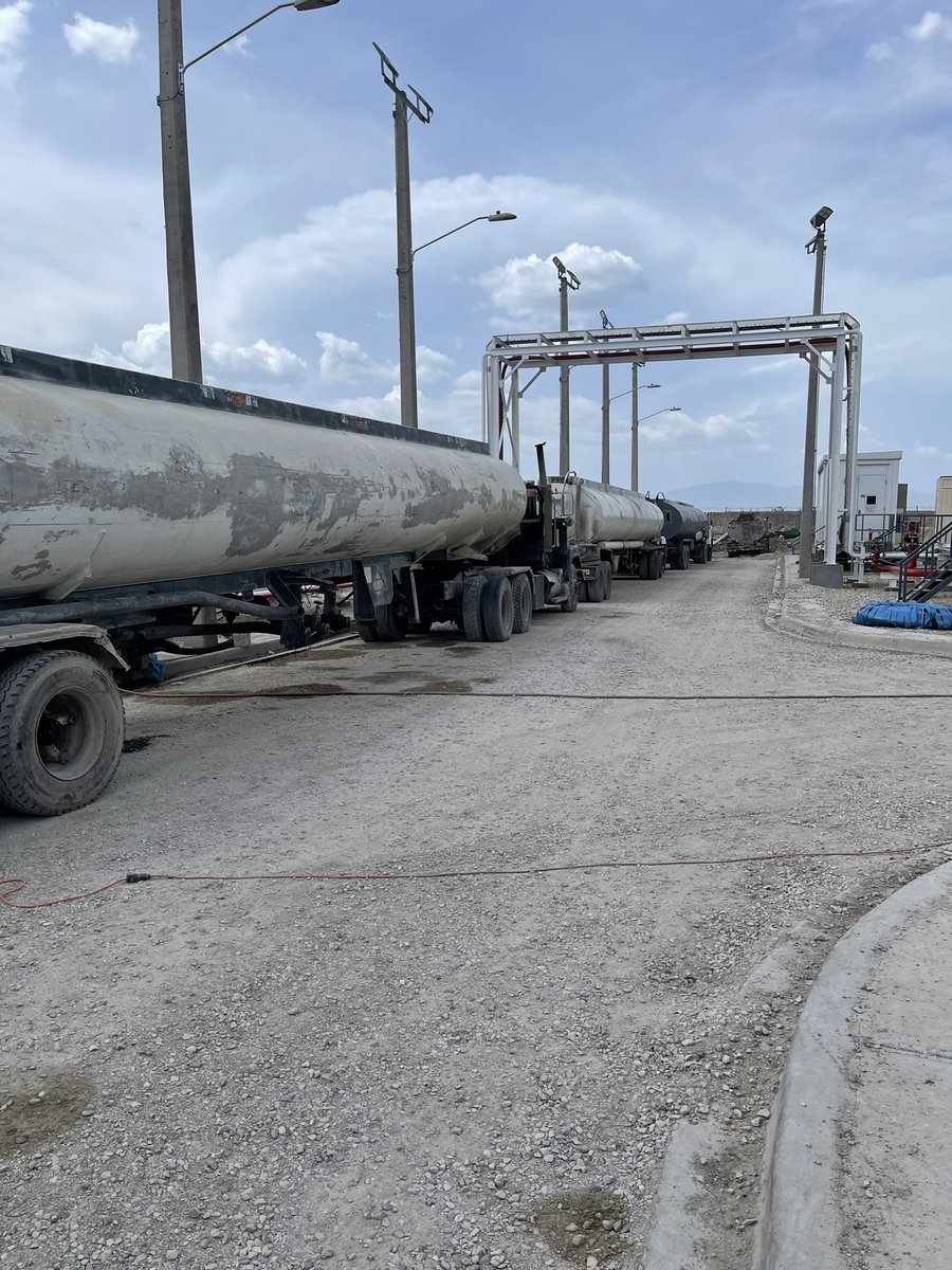 calixev's tweet photo. Aujourd’hui j’ai visité la nouvelle centrale électrique de Carrefour. Constat: installation des citernes souples en cours - tests de performance pour trouver le point optimal de fonctionnement des unités en cours - arrivée des camions pour remplir les réservoirs tampons.. https://t.co/KV3ejl3VLp