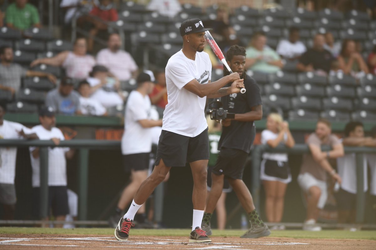 WKUBasketball's tweet image. More Hilltopper Basketball connections at @GeorgeFant74’s Dream Big Camp tonight!

@CourtneyLee5 🤝 @justin_wku23 

#ProTops