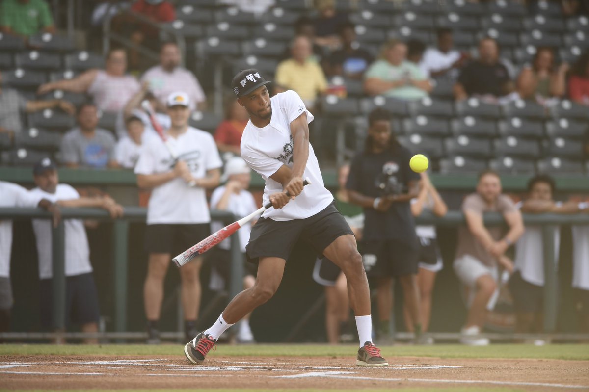 WKUBasketball's tweet image. More Hilltopper Basketball connections at @GeorgeFant74’s Dream Big Camp tonight!

@CourtneyLee5 🤝 @justin_wku23 

#ProTops