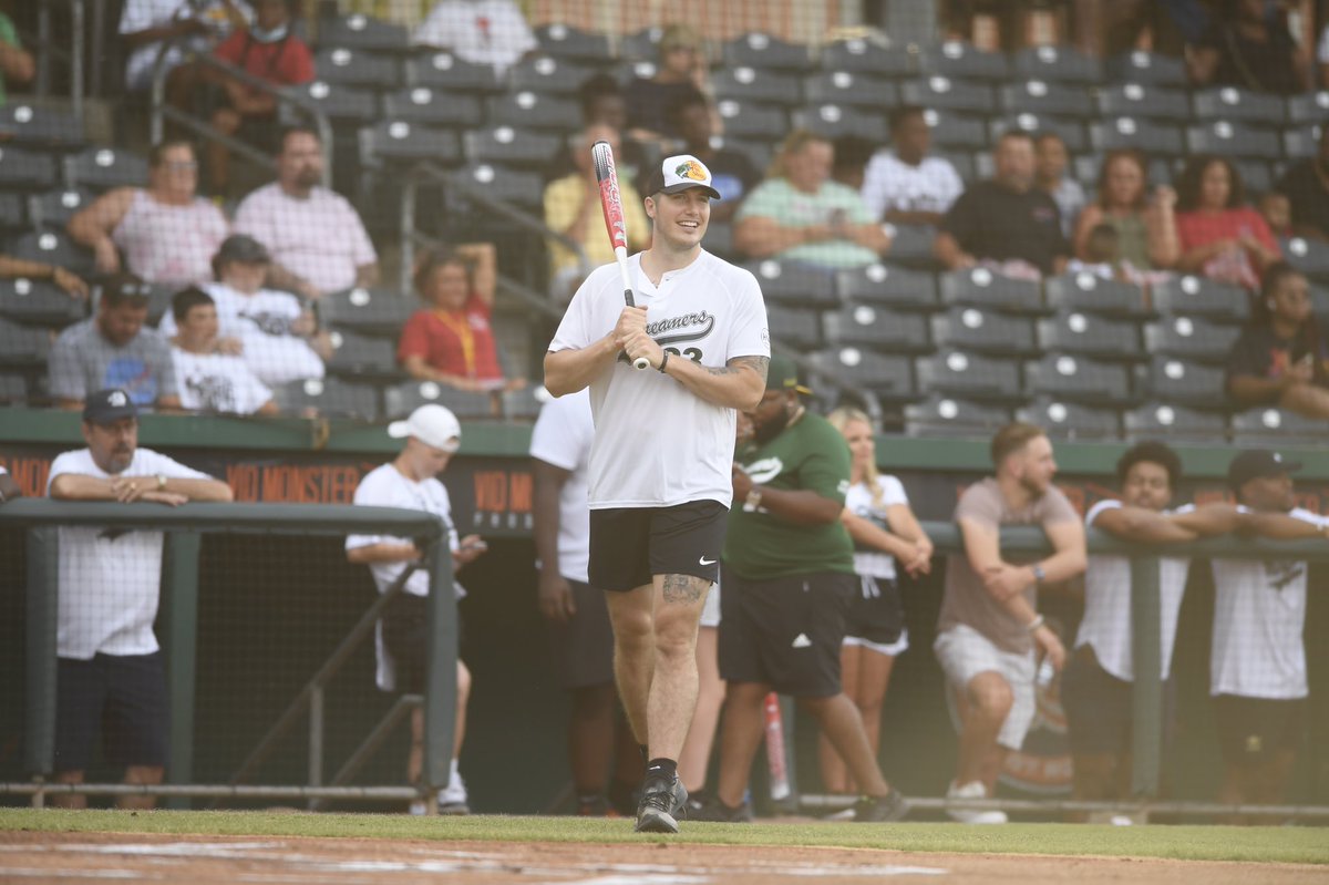 WKUBasketball's tweet image. More Hilltopper Basketball connections at @GeorgeFant74’s Dream Big Camp tonight!

@CourtneyLee5 🤝 @justin_wku23 

#ProTops