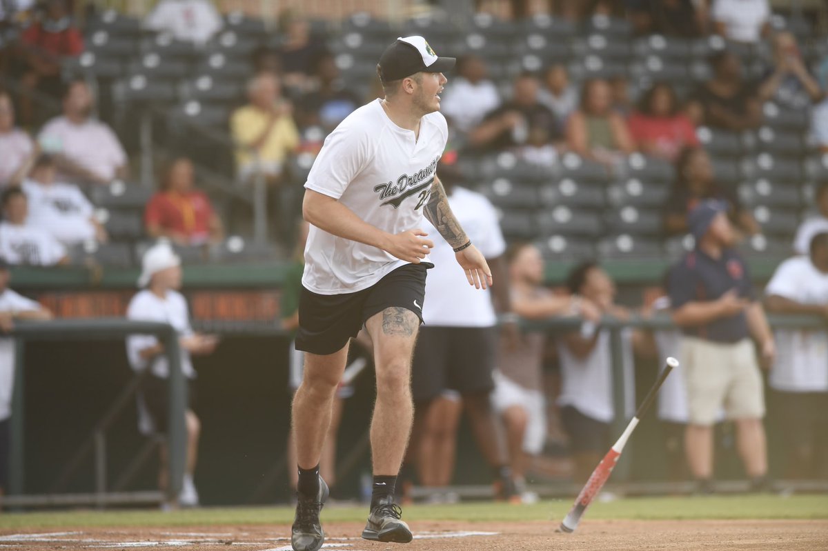 WKUBasketball's tweet image. More Hilltopper Basketball connections at @GeorgeFant74’s Dream Big Camp tonight!

@CourtneyLee5 🤝 @justin_wku23 

#ProTops