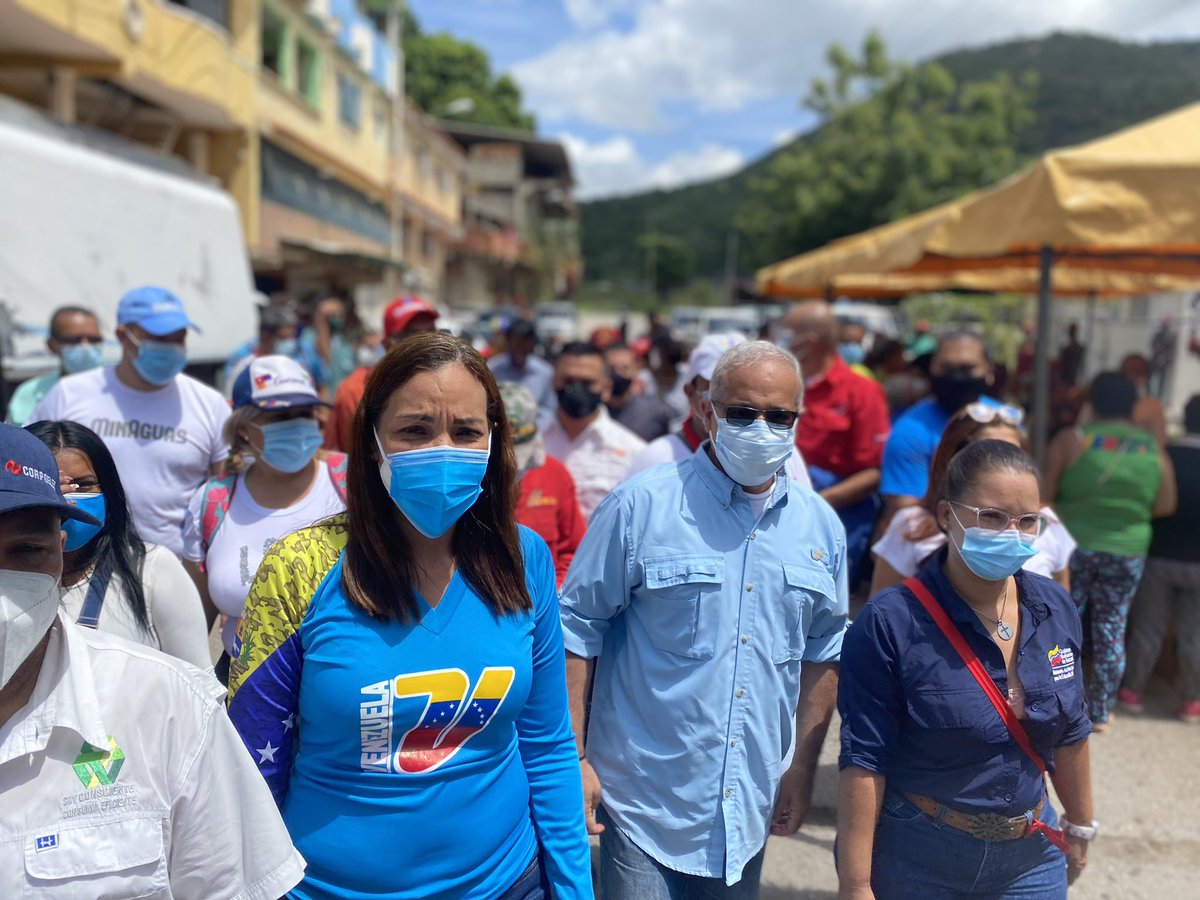 luiscarPSUV's tweet photo. #PatriaVictoriosa visita a la Base de Misiones Socialistas del Cercado en la Carretera Vieja a concentrarnos en la labor de conocer las características de su Pueblo, pujante, respondón, laborioso, profundamente Chavista y Antiimperialista #GuarenasAñoCuatricentenario https://t.co/i2dZHVlxqH