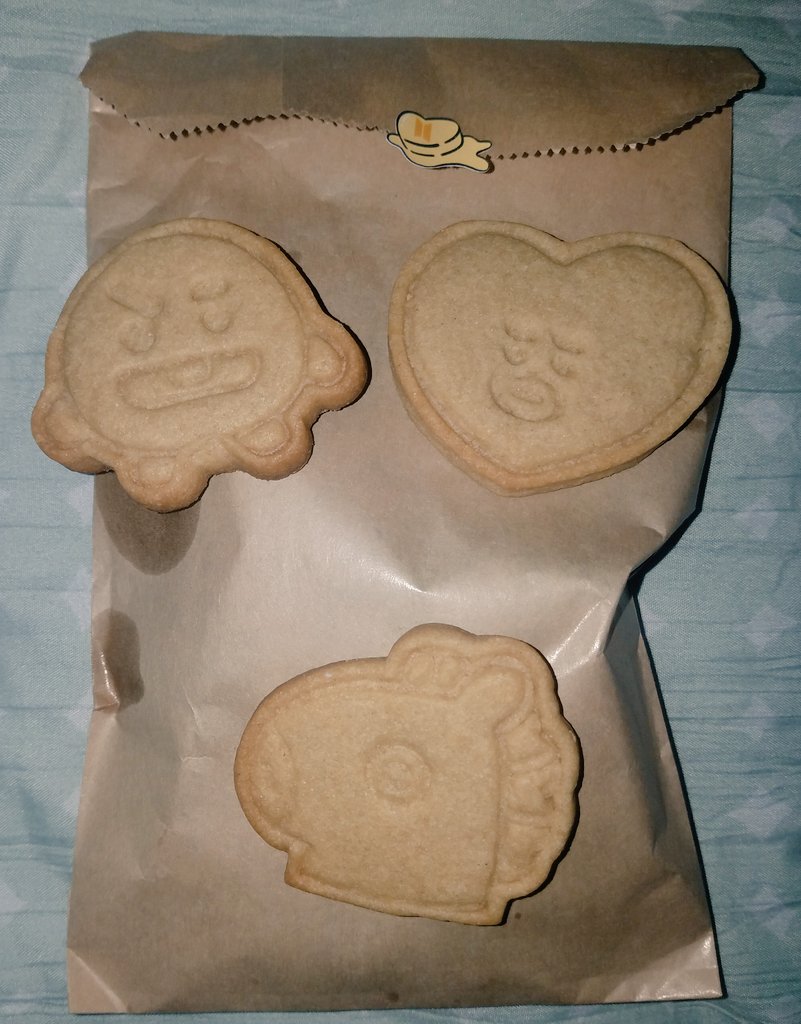 9_de_octubre's tweet photo. It was really nice hanging out and seeing the @BTS_twt deco and #BT21 stuff hehehe also the person that made the cookies omggg sooo good I almost didn't eat it cause it was so cute ๐คฉ๐ #BTS #BTSxMiami #EternalWithBTS @BTSCupsleeveUSA https://t.co/IVgbEozW2h