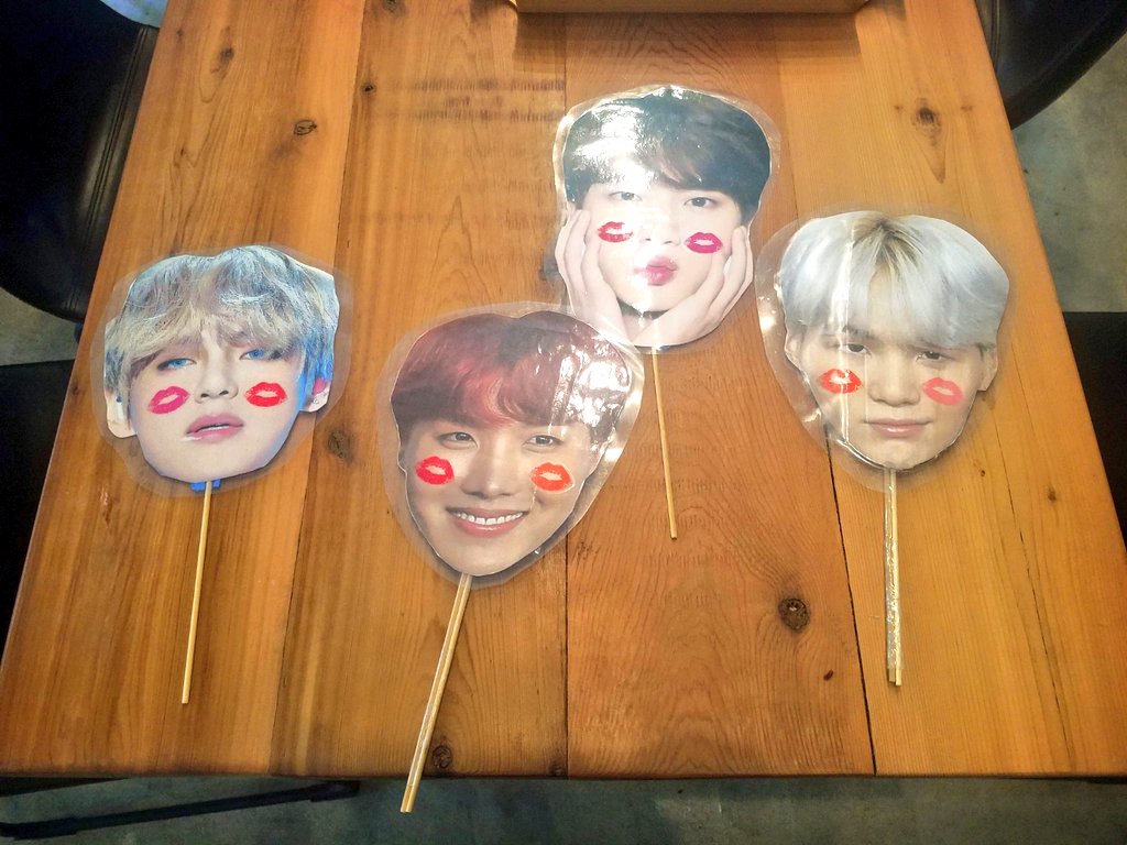 9_de_octubre's tweet photo. It was really nice hanging out and seeing the @BTS_twt deco and #BT21 stuff hehehe also the person that made the cookies omggg sooo good I almost didn't eat it cause it was so cute ๐คฉ๐ #BTS #BTSxMiami #EternalWithBTS @BTSCupsleeveUSA https://t.co/IVgbEozW2h