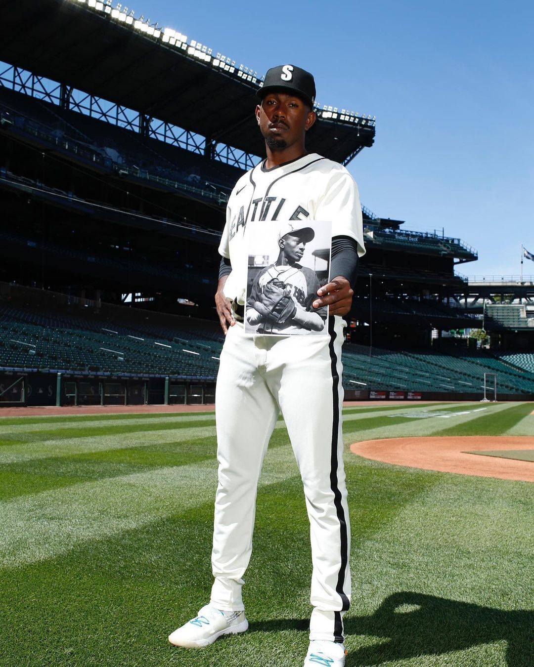 Talkin' Baseball on X: The Tigers and Mariners are both rocking throwback  Negro League jerseys today, celebrating the Detroit Stars and the Seattle  Steelheads.  / X