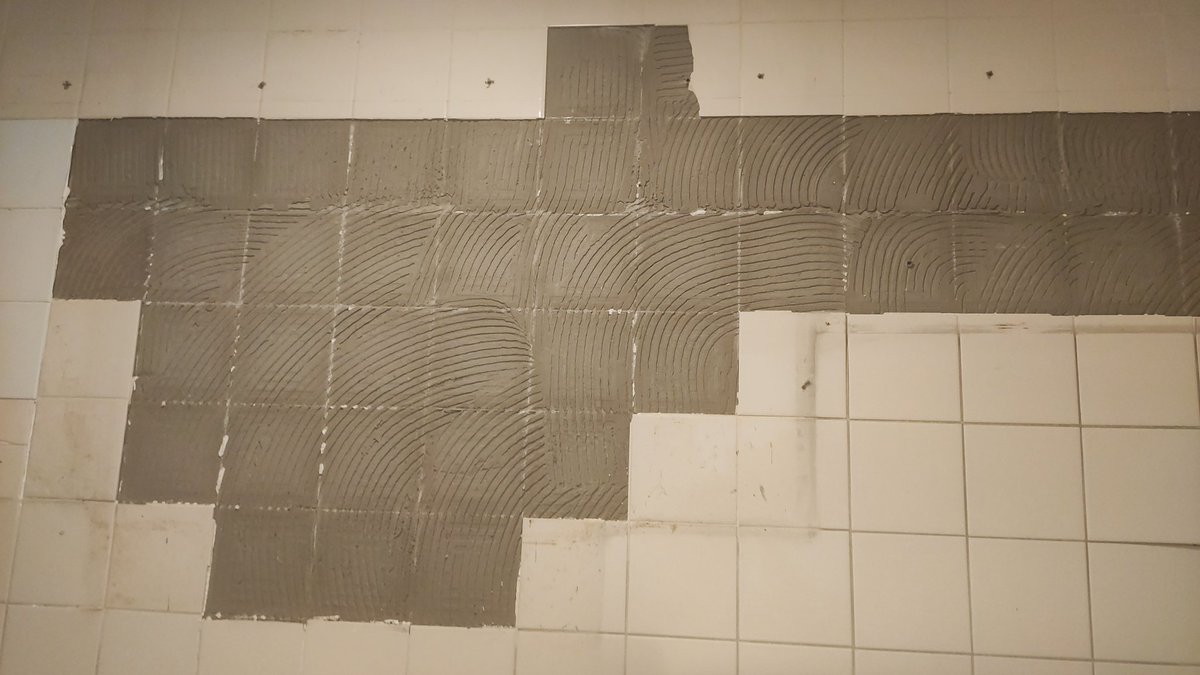 linefreitas_'s tweet photo. Ai vc pede para desmontar o armario pq quer colocar um armário bonito na cozinha. E no fim descobre que vai ter que fazer obra pq sua parede ficou assim. #querochorar https://t.co/6rmHAD7DcZ