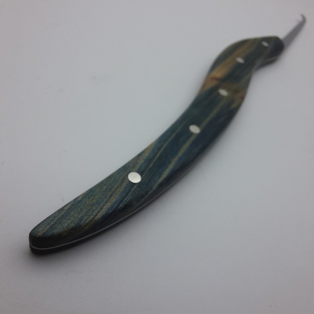 Full tang gem style hook in 0.5mm lawlocktools 301, stabilised blue Australian birds eye macrocarpa scales, 2mm 925 silver pins. #customlockpick #locksport #lockpick