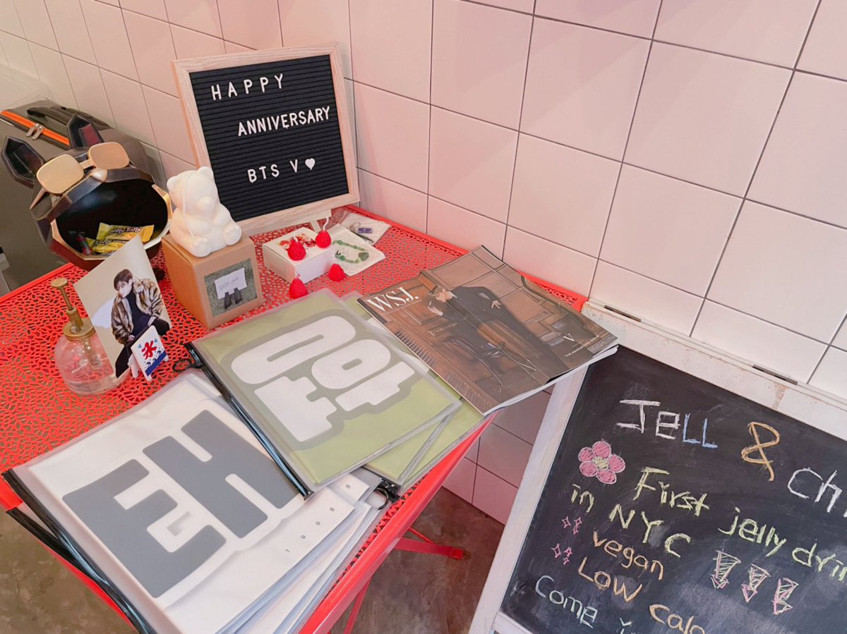 MonaLeeLJ's tweet photo. This is super awesome!! Everything is so pretty!  Happy 8th Anniversary V！
#BTS8thYearAnniversary 💜💛
Thanks for the event @RULER_V @JellChill 👏🏼 https://t.co/CJbHEL9Tru