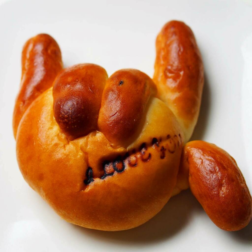 a アイラブユークリームパン I Love Youのハンドサインの成形が素敵すぎる かわいいかわいい カスタードクリーム入り 指にチョコチップ パールベーカリー Pearlbakery 人形町 アイラブユークリームパン
