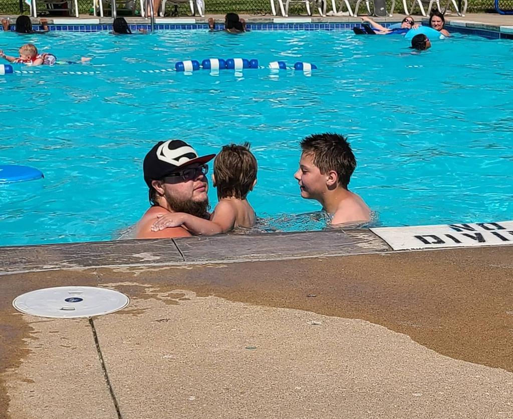 SelinaSuede's tweet photo. #InMySpareTimeILikeTo hang out with my boys at the pool ❤ https://t.co/qeDlEoobKA