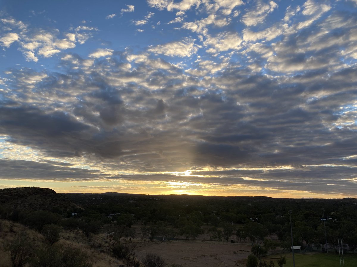 kathymcleish1's tweet photo. Sunrise in the Centre #abcbackroads #nofilter https://t.co/ov1qEPDxPf