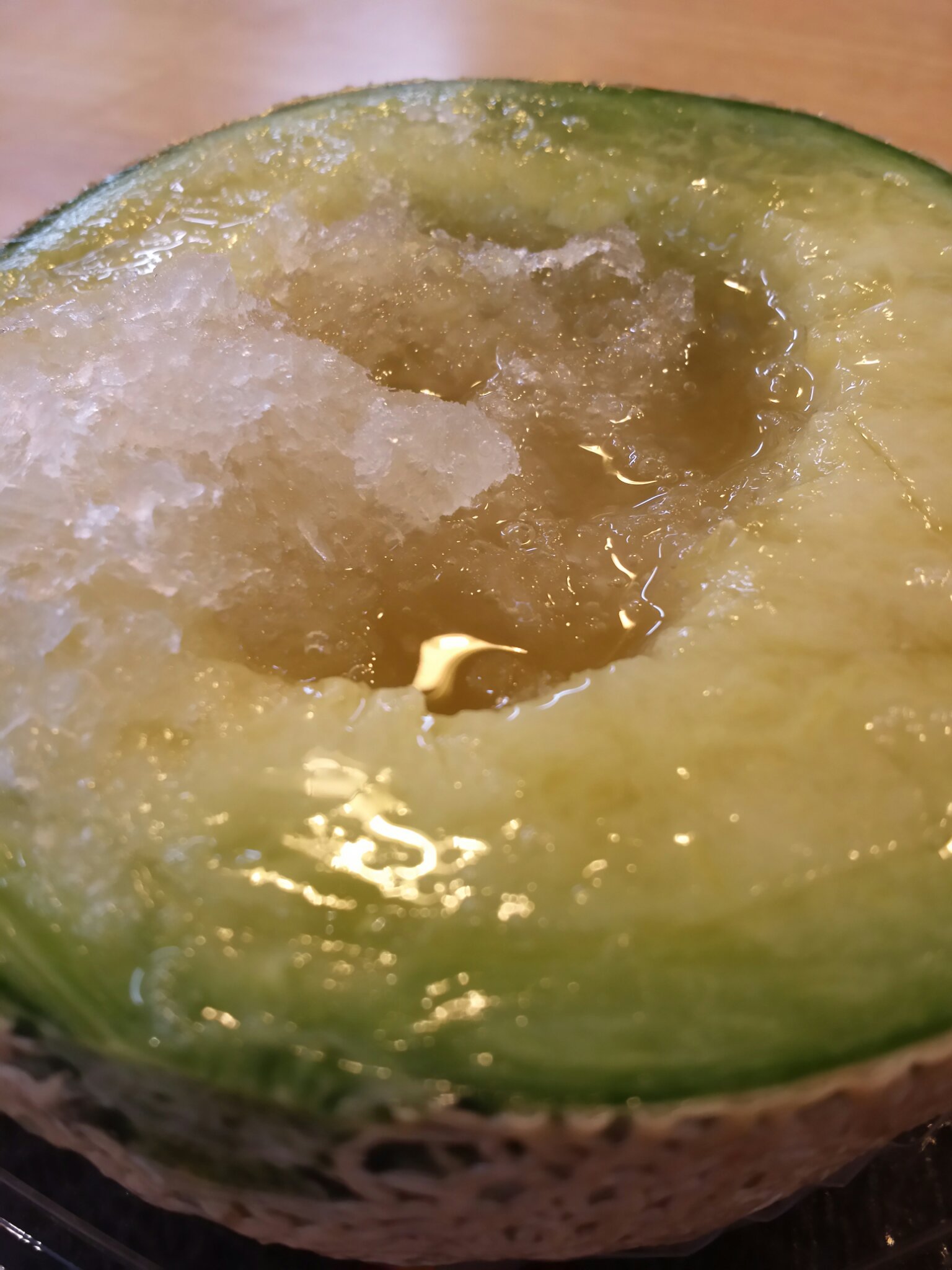 茶畑のワンツリー 袋井掛川産メロンを使ったこのびっくりメロン かき氷食べ終わってからの畳み掛けがやばいです メロン果肉を削ぎます メロン果汁あふれます メロン果汁飲みます つゆだく と言えば 吉野家の牛丼か 道の駅掛川のびっくりメロンか ってな