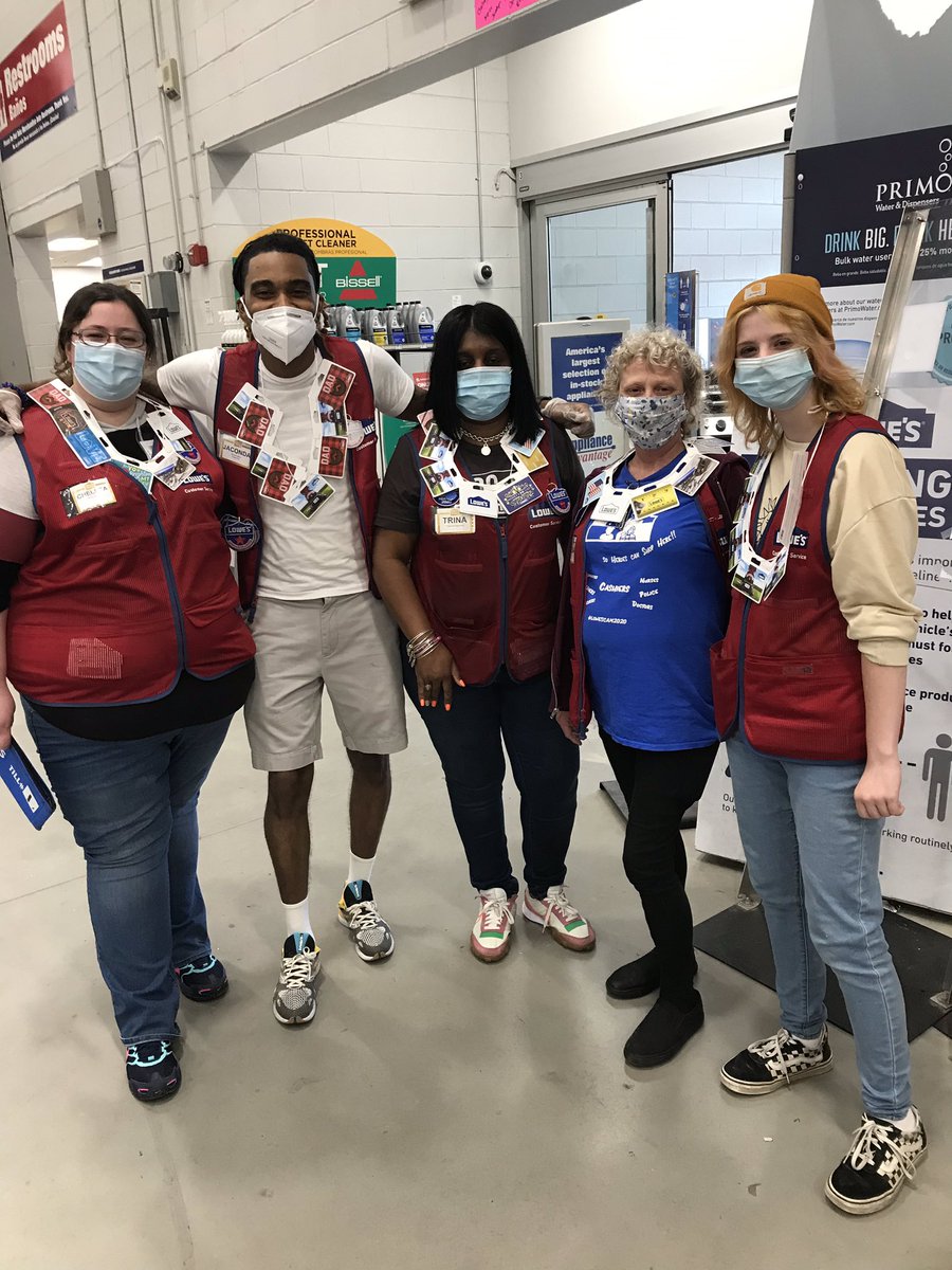 Front end team at 2995 sporting Lowe’s gift cards. A Great gift for Dad! <a href="/DavidGum5/">David Gum</a> @Diane47865704 <a href="/DanJRomanowski/">Dan Romanowski</a> @LauraG813R1 <a href="/BenitoKomadina/">Benito.Komadina@Lowes</a>