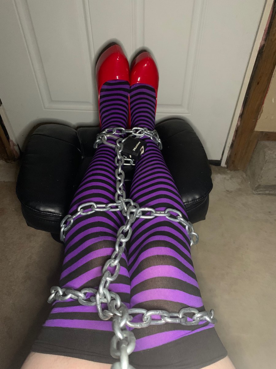 LexxiSissy's tweet photo. It’s Saturday night. Do you have your sissy chained up? 🤭 https://t.co/oCEXWtkMsi
