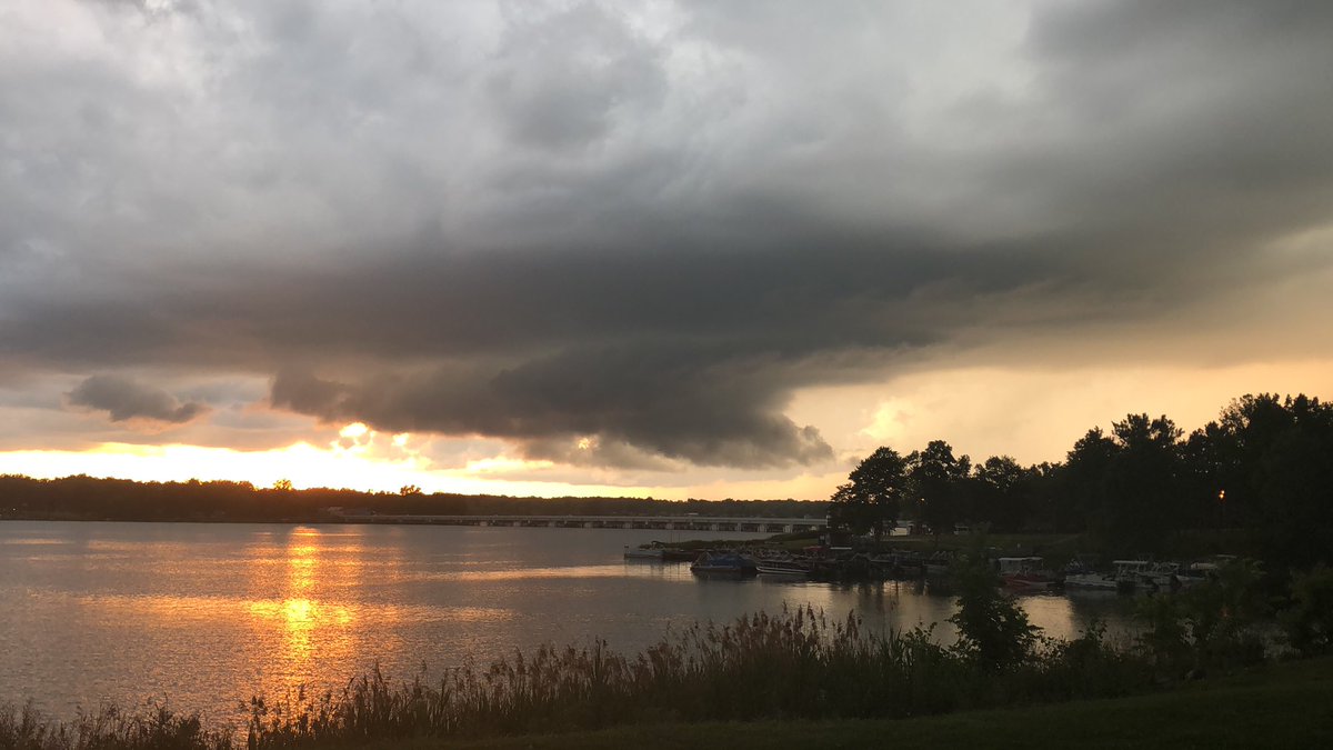 StetheweinWX's tweet photo. Wall cloud just north of Craig Beach! #ohwx #NWSCLE https://t.co/ihvLXR9m4U