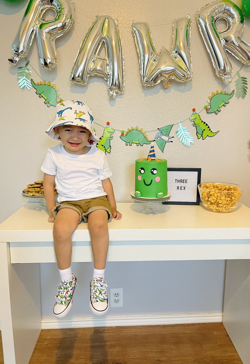 RiaaFerr's tweet photo. He HATES celebrating his birthday Happy birthday my love ππ¦ #ThreeRex https://t.co/wst0TYIcy4