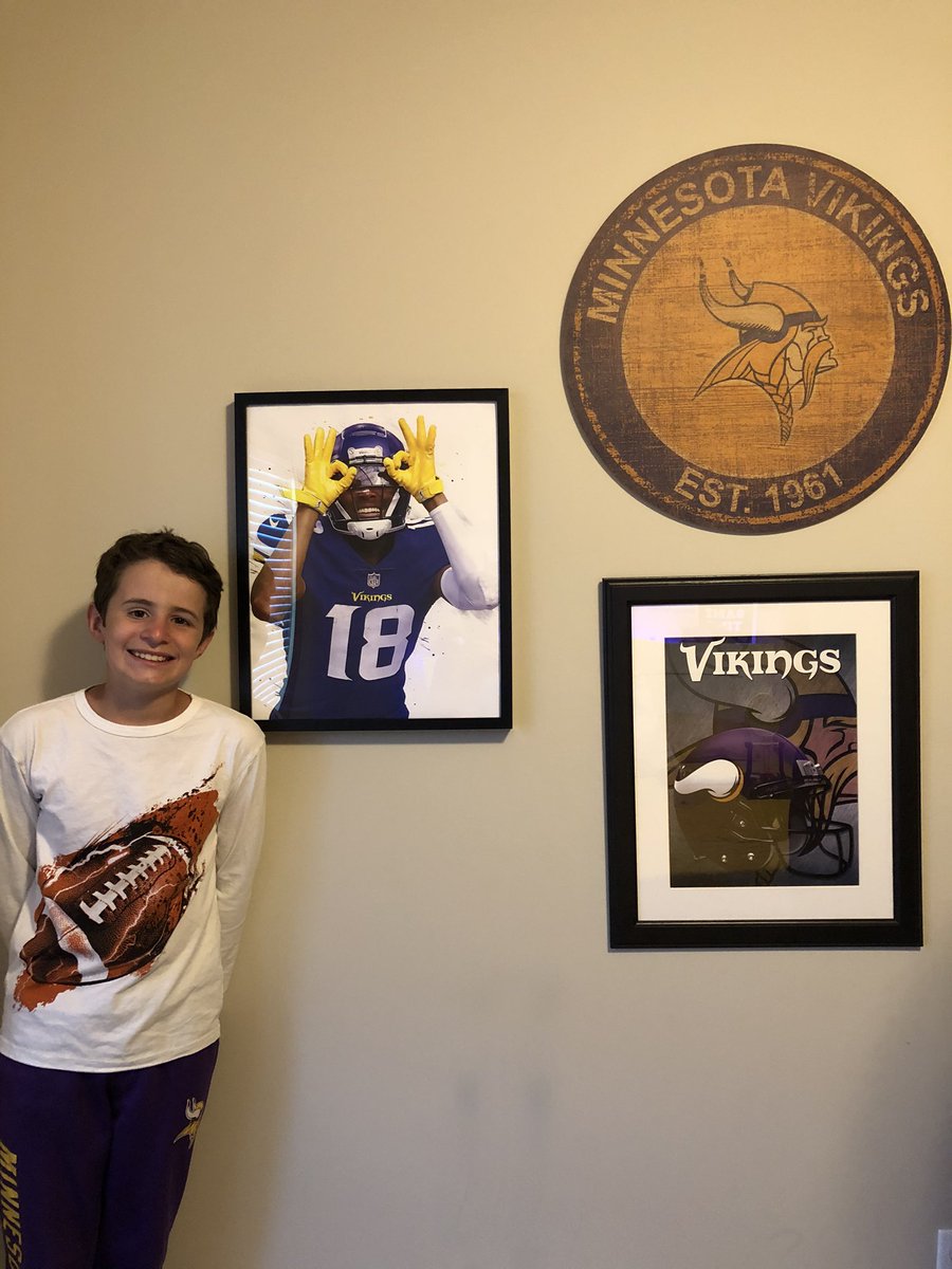 With the <a href="/JJettas2/">JJETS✈️</a> pic he got for his bday, the wall in his new room is complete! 🙌 #SKOL