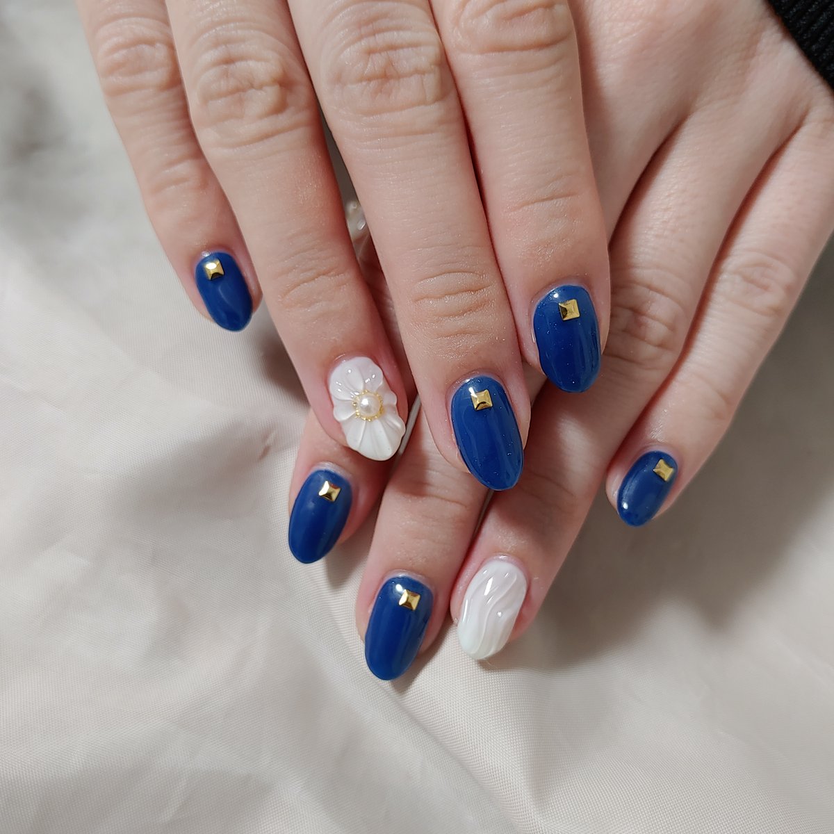 しろくまnail 171日目 白とネイビー 素敵 ぷくぷくのお花とうねうねも組合せて ずっと触ってしまうやつ ネイル好きさんと繋がりたい お洒落さんと繋がりたい ネイビー シンプル ナチュラル ぷくぷくネイル 夏 ネイル T Co