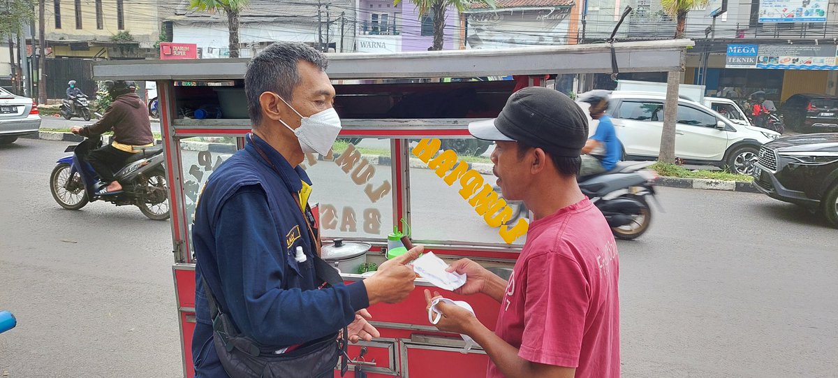 WaCaly's tweet photo. Omat upami kaluar bumi ulah hilap ngangge masker, jaga jarak sareng wawasuh panangannya !
@OdedMD @Bandung_Dinkes https://t.co/0NXTrWtmK7