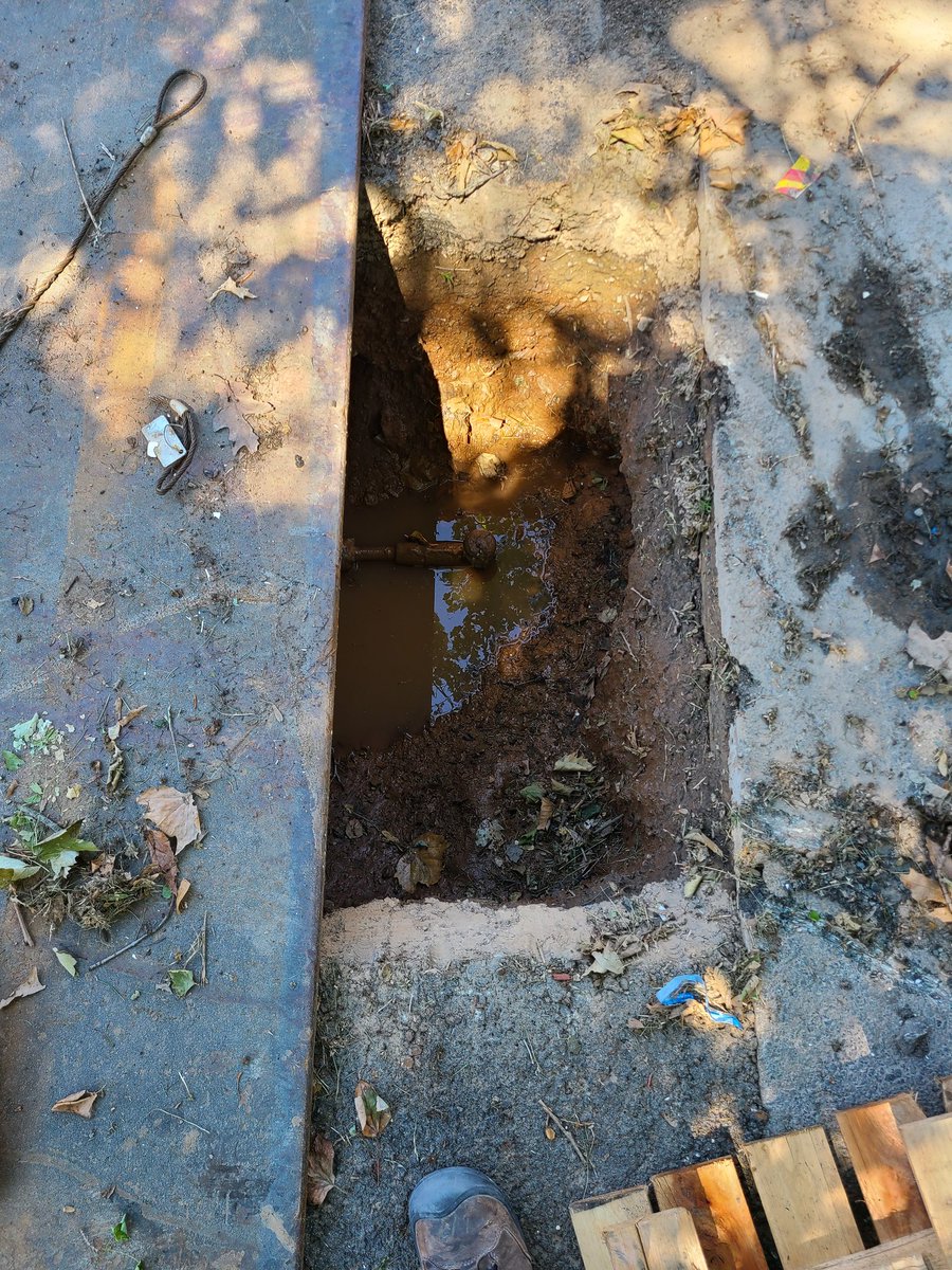 slantshow's tweet photo. This is how @nationalgridus leaves a hole with exposed gasline in front of your homes for weeks. Just put a loose store pallet over it. No action taken after multiple communication to NG, and @nyc311. our congresswoman has been contacted @nypost @siadvance https://t.co/4UFZrUshU9