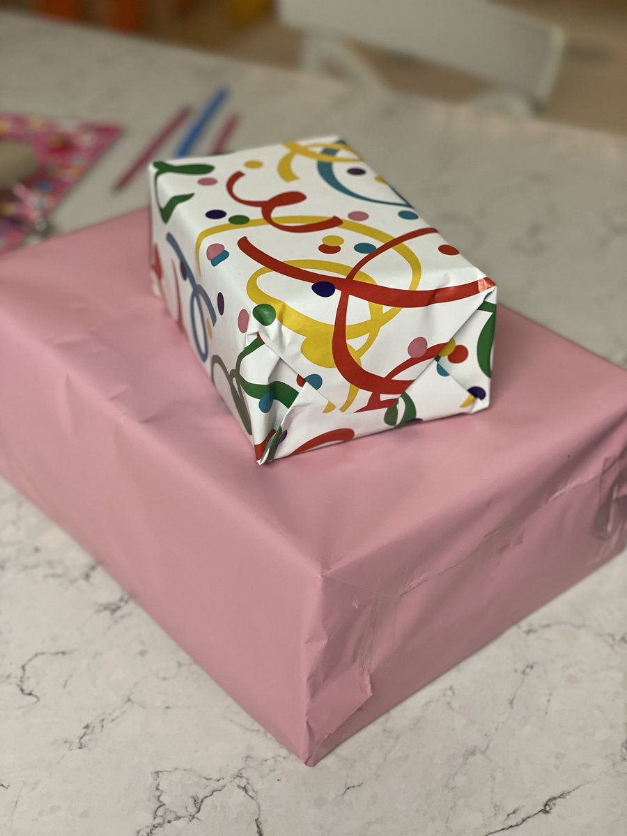 AlfonsinaMoli's tweet photo. Como estos regalos para @berengeno_ son de parte de las nenas yo ME BOTÉ envolviéndolos con un estilo especial para que parezca que lo hicieron ellas… 
😬
🤦🏻‍♀️
#imnotcrafty 
#thatsmystoryandimstickingtoit https://t.co/cHn3bW0msH