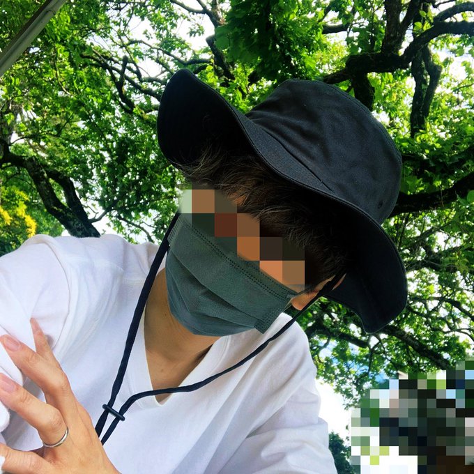 久しぶりの晴れ間‼︎ ｷﾓﾁｲｲ お父さん日焼けに怯え日陰でプール参観 https://t.co/3ytccB2aWF