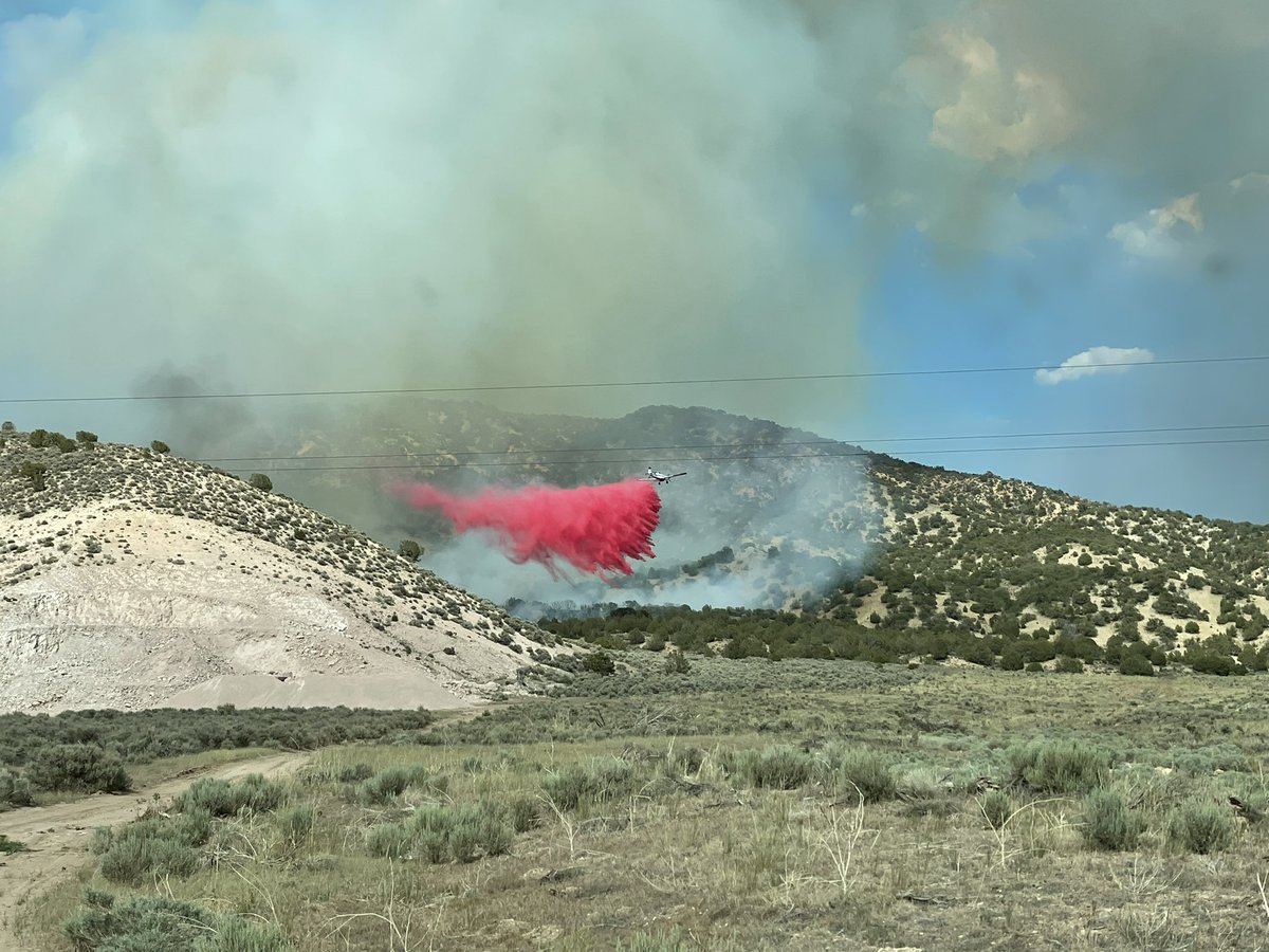 UtahWildfire's tweet photo. Multiple resources are on scene of the #MM17Fire. Crews are working to secure line on the North & South flanks of the fire. Estimated at 150 acres. #kmyffsl https://t.co/g2WUDBwpub